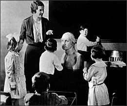 class looks at sculpture of G Washington