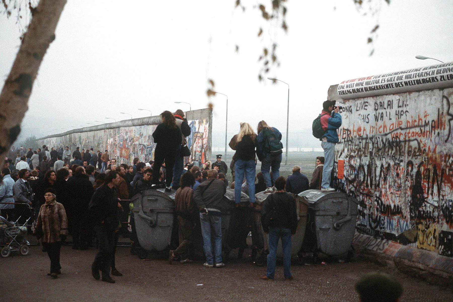 Marking the 30th Anniversary of the Berlin Wall's Fall | National Archives